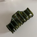 Vue détaillée d'une pince à cheveux en résine rayée vert olive avec texte doré France - Vert Foncé Rayé