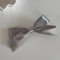 Detalle de pinza para el pelo con lazo de satén plateado y textura de seda elegante - Plateado-Lazo Liso Mediano