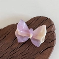 Dettaglio del fermaglio a farfalla in acetato con sfumatura perlata viola e gialla - Rosa Viola