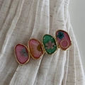 Dettaglio del fermaglio per capelli in resina con fiori secchi e perla in lega d'oro - Fermaglio in Resina Fiori Secchi Rosa Verde