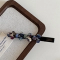 Detalle de pinza para el pelo de flor de acetato con pedrería y texto France Handmade - Azul marino