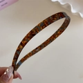 Detailopname van vintage schildpad hoofdband met gepolijste afwerking en slank montuur - Blauw Koffie