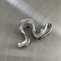 Détail d'une pince à cheveux ondulée style argent liquide avec finition chromée miroir - Argenté