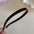 Macro-opname van een glanzende zwarte minimalistische haarband van hoogwaardig hars - Zwart