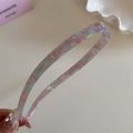 Detailopname van vintage acetaat bloemen haarband met een elegante marmeren textuur - Blauw & Roze