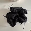 Détail d'un chouchou en organza noir avec petits nœuds en ruban de style ballet français - Noir