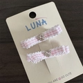 Detalle de pinzas para el pelo a cuadros rosas con diamantes de corazón y encaje en tarjeta - Cuadros Rosa - Lazo de Strass Doble Capa