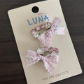 Detalle de pinzas para el cabello a cuadros rosas con corazón de cristal y pedrería - Cuadros Rosa - Lazo de Strass Ovalado
