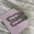 Détail de pinces à cheveux Y2K en métal argenté sur une carte de présentation rose - Argent Rectangle Creux