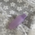 Détail d'une barrette à cheveux violette mate sur fond de dentelle blanche pour filles - Violet