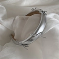 Detail eines silbernen Metallic-Schleifen-Stirnbands mit weichem braunem Samt-Innenfutter - Silbernes Stirnband - Silberne Schleife