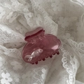 Nahaufnahme der durchsichtigen rosa Fisch-Haarklammer mit silbernen Fischen und Luftblasen - Transparentes Fischglas - Rosa