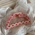 Detailansicht der rosa gepunkteten Haarklammer auf weißer Spitze mit goldener Feder - Erdbeerrosa Polka Dot - Kleine Fächerform