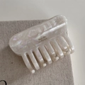 Détail de la pince à cheveux en acétate blanc nacré avec logo Barrette la France - Marbre Blanc