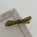 Detail einer dunkelgrünen Essigsäure-Schleifen-Haarklammer mit France Handmade Gravur - Lang-Grün