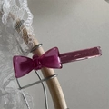 Dettaglio di un fermaglio per capelli a fiocco in acetato rosa traslucido con logo - Rosa Rossa