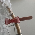 Dettaglio macro del fermaglio per capelli a fiocco rosa in acetato trasparente - Rosa