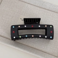 Vue détaillée d'une pince à cheveux noire rectangulaire ornée de strass colorés - Rectangle Noir avec Strass Colorés