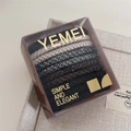 Primer plano de elegantes gomas elásticas para el pelo en tonos neutros en caja de regalo premium - Grey Coffee Black