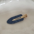 Dettaglio del fermaglio per capelli in denim su un vassoio decorativo in ceramica - Trama denim in acetato - Clip senza cuciture