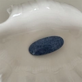 Dettaglio molletta per capelli ovale in denim blu su vassoio decorativo in ceramica - Trama denim in acetato - Ovale