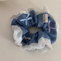 Detail van denim haarwokkels met witte kant en een handgemaakt label voor paardenstaarten - Lichtblauw (Lichte Haarelastiek)