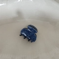 Dettaglio mini molletta per capelli in acetato con trama intrecciata blu e bianca - Trama denim in acetato - Piccola pinza per capelli