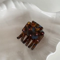 Vista dettagliata della molletta per capelli in acetato con strass colorati su vassoio a conchiglia - Piccolo Blu Marrone Tartarugato con Strass