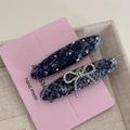 Detailansicht der Denim-Haarspangen mit funkelnden Strasssteinen und silberner Schleife - Sternenreich Denim - Dunkelblau Balkenklammer