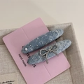 Nahaufnahme von blauen Denim-Haarspangen mit funkelnden Strasssteinen und Schleifen-Detail - Sternenreich Denim - Hellblau Balkenklammer