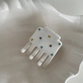 Dettaglio della clip per capelli in acetato bianco con strass colorati su un piatto in ceramica - Piccolo Bianco con Strass Colorati