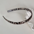 Dettaglio del cerchietto tartarugato con denti antiscivolo e finitura in resina lucida - Fascia Base / Tartaruga Grigia