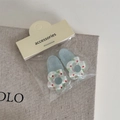 Détail de deux barrettes à fleurs bleues au style coréen mignon avec motif à carreaux - Forme de Fleur / Bleu clair