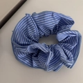 Dettaglio dell'elastico per capelli in tessuto a righe bianche e blu con trama fine - Blu