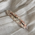 Dettaglio del fermaglio per capelli in acetato marmorizzato con clip in metallo - Rosa Sakura