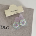 Détail d'un lot de barrettes à fleurs roses sur carte d'accessoires sur lin - Forme de Fleur / Bleu Rose