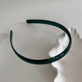 Dettaglio cerchietto verde scuro con dentini antiscivolo su vassoio in ceramica - verde scuro