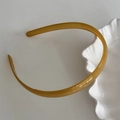 Dettaglio del cerchietto ambra traslucido con struttura a denti antiscivolo all'interno - Giallo
