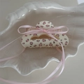 Dettaglio della molletta color crema con stampa leopardata rosa e fiocco in nastro lungo - Stile Nuvola Leopardata Rosa