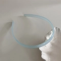 Dettaglio di un cerchietto azzurro con dentini interni antiscivolo per una tenuta sicura - verde chiaro