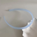 Dettaglio del cerchietto azzurro gelatina con denti antiscivolo per acconciatura - Azzurro