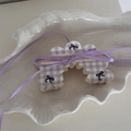 Dettaglio molletta per capelli a quadri viola con fiocco e nastro di raso su vassoio - Stile Nuvola Quadretti Viola