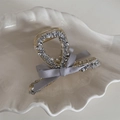 Dettaglio di un fermaglio per capelli con perline argento ed elegante fiocco grigio - Piccola pinza / Grigio