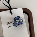 Gros plan sur la pince à cheveux en jean bleu avec un nœud décoratif en métal argenté - Style Petite Pince Denim Nœud Argenté