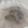 Dettaglio di fermagli per capelli a fiocco grigio con perle d'argento in un vassoio - Fermagli per capelli a becco d'anatra / Grigio