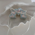 Dettaglio di un fermaglio per capelli a cuore a scacchi rosa con nastro bianco - Stile Cuore Quadretti Blu Rosa