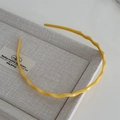 Detalle de diadema ondulada amarilla con acabado de resina y dientes internos antideslizamiento - Amarillo