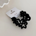 Dettaglio di un elastico per capelli nero ondulato su una scheda display di marca - Nero