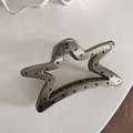 Dettaglio della molletta per capelli a stella con pois neri e meccanismo a molla dorato - Pois Caffè - Stella