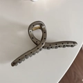 Dettaglio della molla in metallo dorato e della pinza per capelli grigia a pois - Pois Caffè - Gruccia